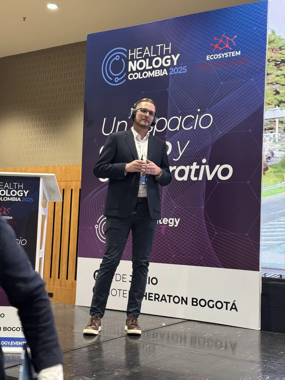 Integrante de TrailStart en el escenario de Healthnology Colombia 2025