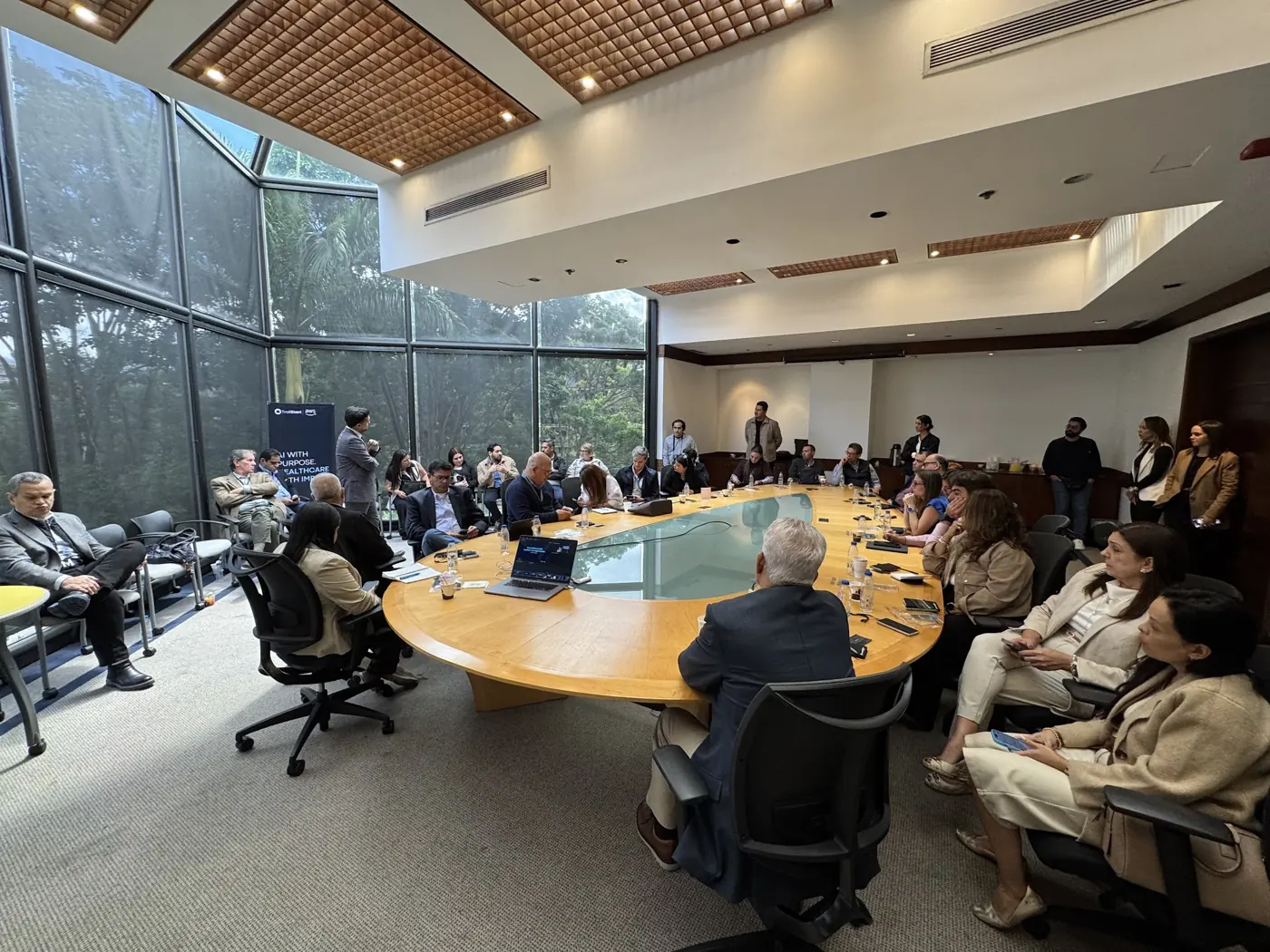 Asistentes del Caracas Health Leaders Summit alrededor de la mesa de reuniones
